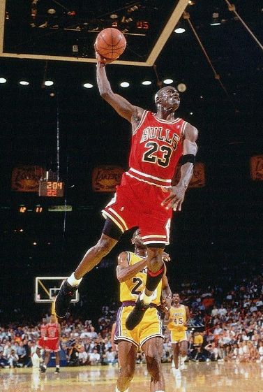 印尼球迷觀戰(zhàn)NBA遭遇驚天逆轉(zhuǎn)，情緒受挫當(dāng)場(chǎng)邊抱頭仰面