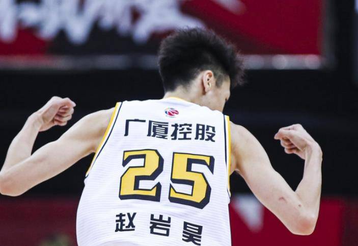 胡金秋半場(chǎng)神勇表現(xiàn)，5中5貢獻(xiàn)12分搶下4籃板，廣廈隊(duì)最穩(wěn)支點(diǎn)！