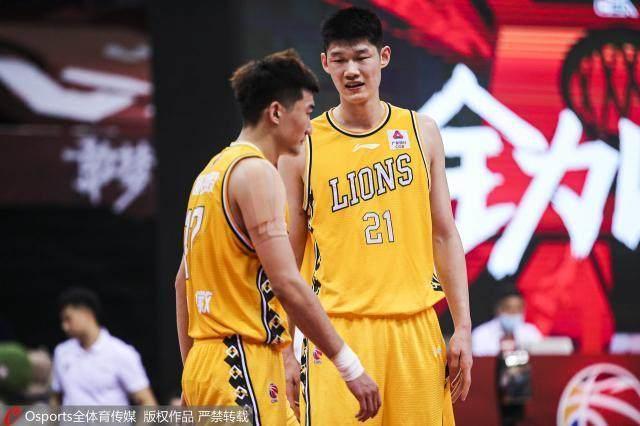 胡金秋半場(chǎng)神勇表現(xiàn)，5中5貢獻(xiàn)12分搶下4籃板，廣廈隊(duì)最穩(wěn)支點(diǎn)！