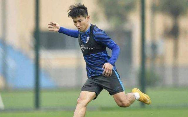 曹赟定觀察，斯盧茨基攬責(zé)背后的微妙心態(tài)與去年痔瘡困擾的隱喻