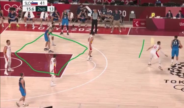 東契奇展現(xiàn)教練風(fēng)范，從戰(zhàn)術(shù)板到手親自指導(dǎo)隊(duì)友，引領(lǐng)球隊(duì)新篇章