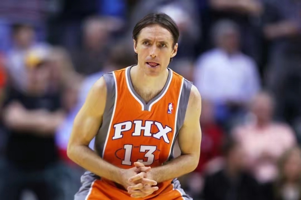 納什聯(lián)手東契奇、伯德與諾維茨基，五白陣容的傳奇實(shí)力與籃球傳奇的碰撞