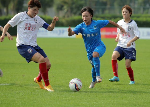 首次登頂！武漢女足逆境中鏗鏘前行