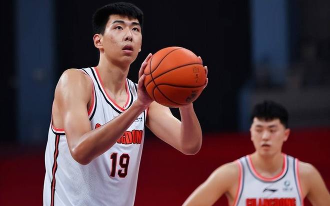 廣東男籃中鋒徐昕申請交易，賽場爭議背后隱現(xiàn)離隊(duì)風(fēng)波