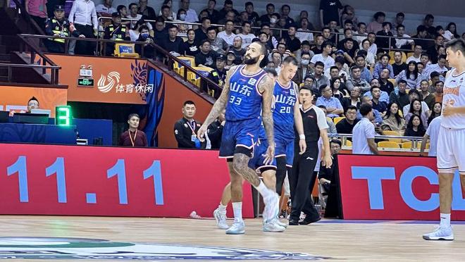 中國(guó)男籃呼喚廖三寧，突破之翼展翅，投籃之藝更顯鋒芒
