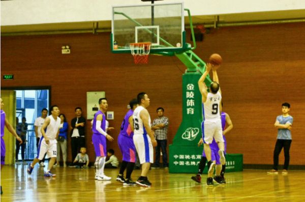 陳登星背書包胯下?lián)Q手飛扣多人，NBA賽場上的精彩瞬間與背后故事