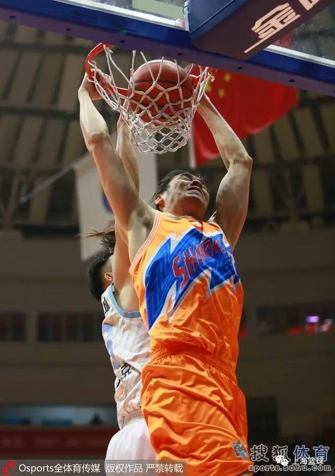 字母哥首節(jié)展現(xiàn)強(qiáng)勢(shì)風(fēng)采，頂著亞布塞萊打進(jìn)高難度二加一，獨(dú)攬9分7板