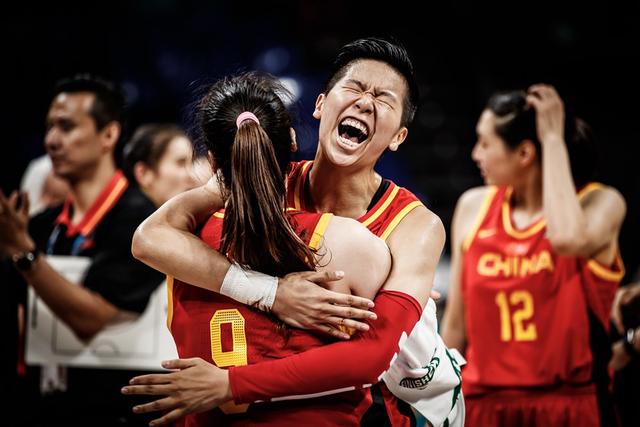 李夢(mèng)探店體驗(yàn)，品味NBA城市美食之蝦煎沙拉套餐與隱藏美食推薦