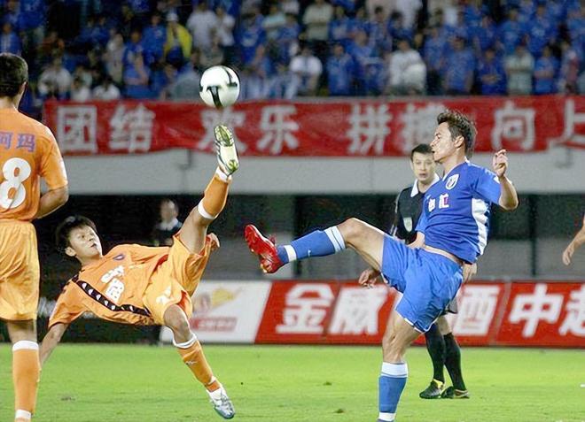 周六焦點大戰(zhàn)，青島海牛迎戰(zhàn)上海申花，中超第22輪激戰(zhàn)正酣