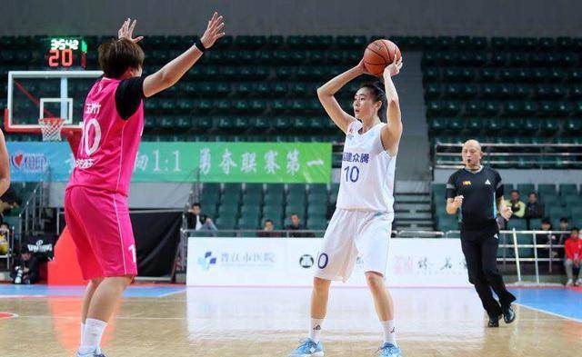 申京背身單打引對手三人圍堵，精妙助攻展現(xiàn)眼疾手快之藝