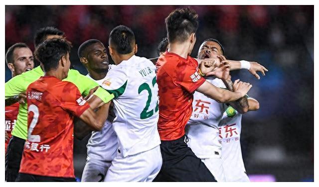 國(guó)足破冰！18強(qiáng)賽首勝背后的故事，王上源的熱血呼喚與球迷的堅(jiān)定信念