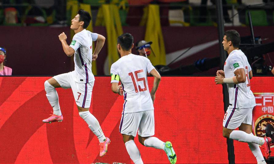 國(guó)足破冰！18強(qiáng)賽首勝背后的故事，王上源的熱血呼喚與球迷的堅(jiān)定信念