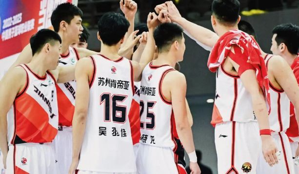 江蘇男籃主帥易立談對(duì)陣新疆，隊(duì)員非常努力，硬實(shí)力上仍有差距