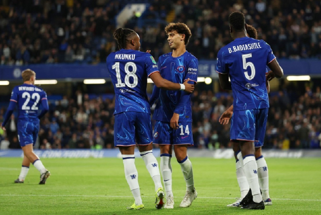 英超賽場爭議，恩昆庫犯規(guī)事件揭秘，主裁初判點(diǎn)球后VAR復(fù)審引發(fā)爭議取消