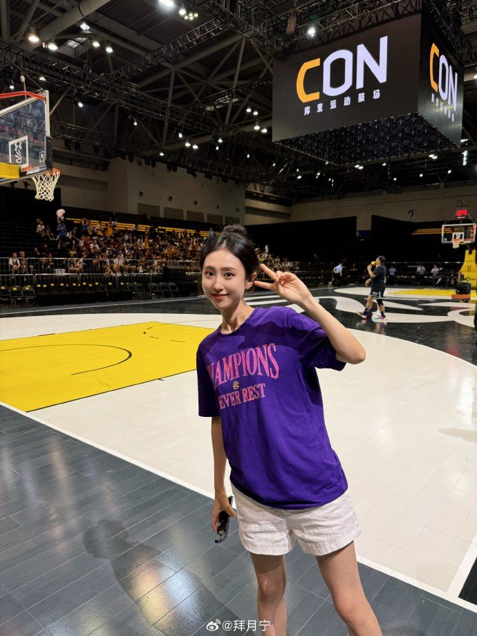 美女主持人曬現(xiàn)場活動照，三天打卡，庫里風采盡收眼底