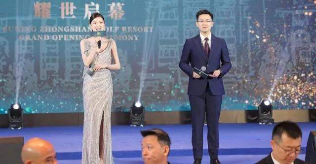 美女主持人曬現(xiàn)場活動照，三天打卡，庫里風采盡收眼底