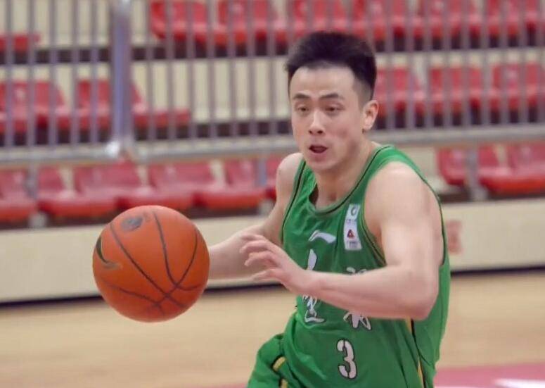 楊毅解析，胡金秋在國(guó)家隊(duì)的核心定位——穩(wěn)固的5號(hào)位基石