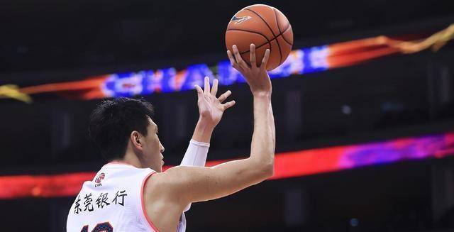 王少杰替補(bǔ)登場(chǎng)遭遇犯規(guī)風(fēng)波，杜鋒無(wú)奈換下新星僅一分鐘