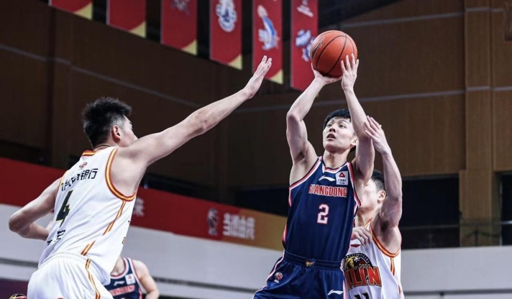 挺身而出！徐杰閃耀NBA賽場(chǎng)，14中8獨(dú)得并列最高22分，三分球8中4引爆全場(chǎng)