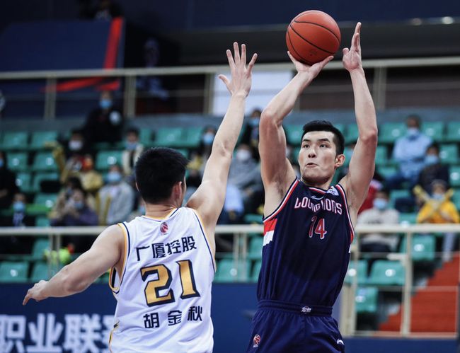 胡明軒的逆襲時(shí)刻，反擊籃下展現(xiàn)技藝，郭士強(qiáng)教練熱情鼓舞