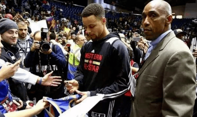 武僧最強(qiáng)形態(tài)回歸！文班重返馬刺訓(xùn)練，備戰(zhàn)新賽季的籃球烽火