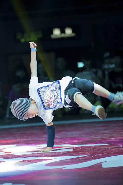 羅德里餐桌前的熱血瞬間，接著奏樂接著舞，毛巾揮動中的歡慶時刻