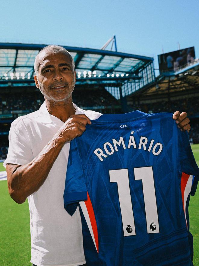 羅馬里奧造訪斯坦福橋，獲贈傳奇11號球衣，切爾西致敬足球偶像！