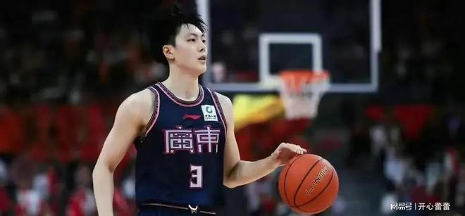 胡明軒穩(wěn)健表現(xiàn)助力球隊(duì)，11投5中貢獻(xiàn)15分4籃板4助攻