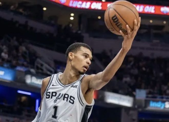 文班亞馬上半場閃耀，17分鐘貢獻(xiàn)8分7板3助，展現(xiàn)天賦實(shí)力