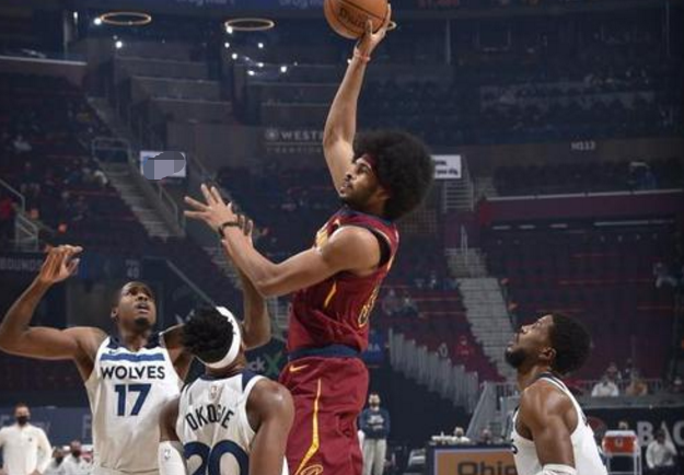 阿倫籃下強勢對決，濃眉遭晃飛，翻身勾手定乾坤，獨攬16分11籃板榮耀