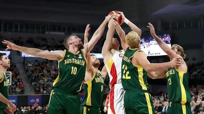 澳大利亞男籃實(shí)力占優(yōu)，中國(guó)男籃需提升三分命中率和強(qiáng)化防守以應(yīng)對(duì)挑戰(zhàn)