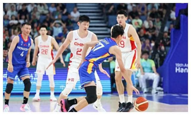 澳大利亞男籃實(shí)力占優(yōu)，中國(guó)男籃需提升三分命中率和強(qiáng)化防守以應(yīng)對(duì)挑戰(zhàn)