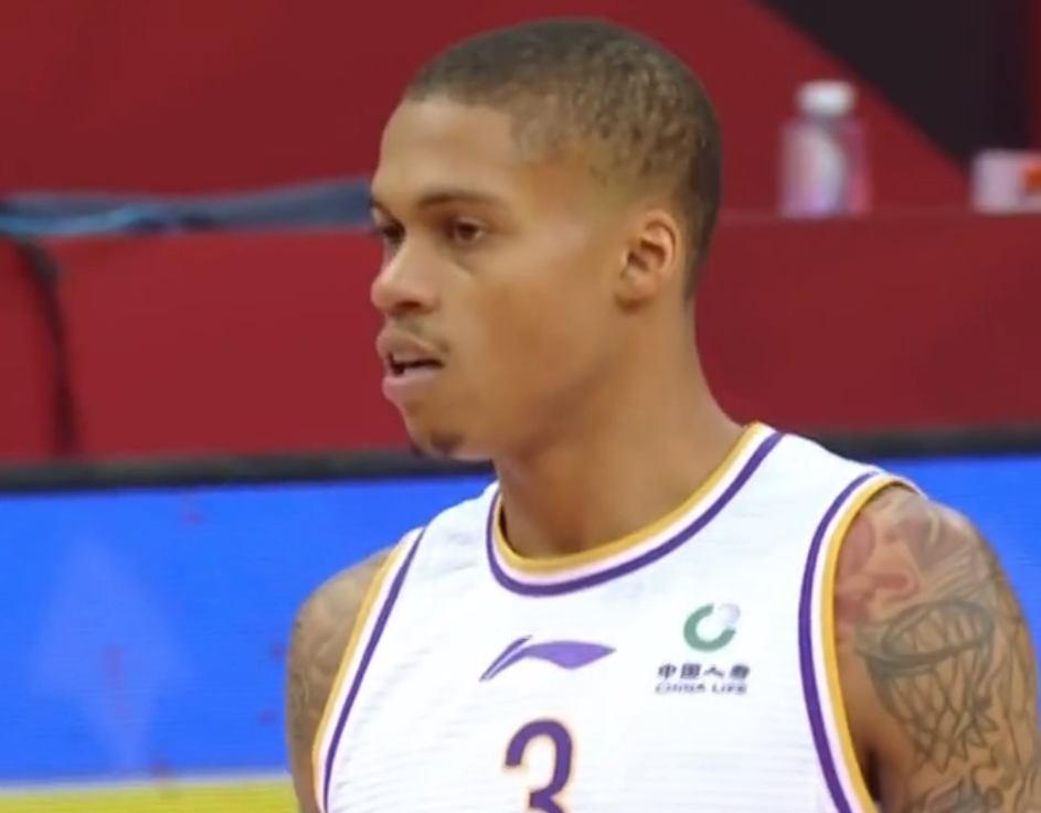 胡金秋籃下強勢表現(xiàn)，個人砍下10分9板展現(xiàn)內(nèi)線霸主風(fēng)采