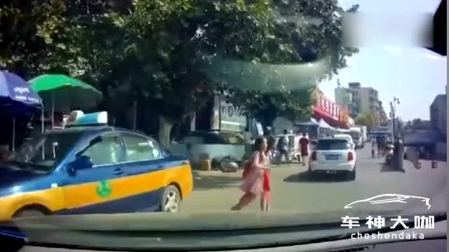 生死瞬間，校車司機(jī)勇跳5米高橋，救出急流中落水女孩！