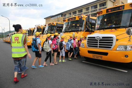 生死瞬間，校車司機(jī)勇跳5米高橋，救出急流中落水女孩！