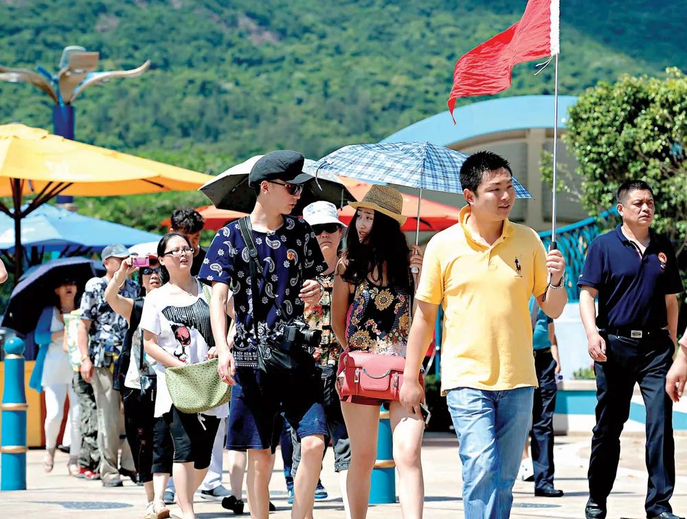 游客泰國旅游遭遇導(dǎo)游威脅，回國無望，背后原因令人深思