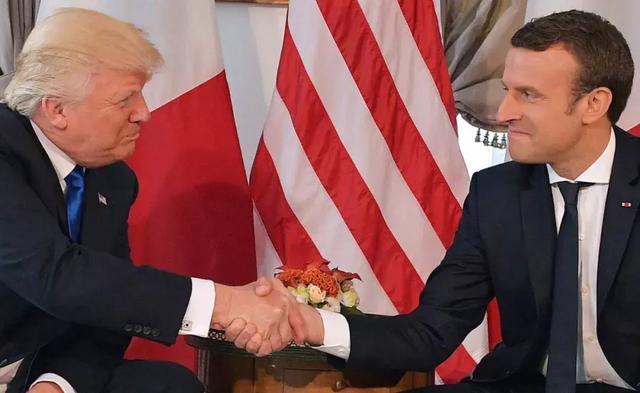 特朗普馬克龍上演26秒掰手腕式握手，一場友誼的較量？