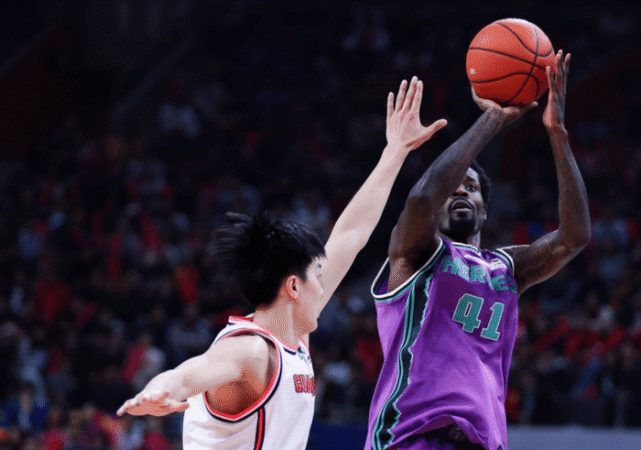 流言板熱議，內(nèi)史密斯迎擊哈里斯，漂移跳投成亮點(diǎn)，步行者8號(hào)展現(xiàn)實(shí)力