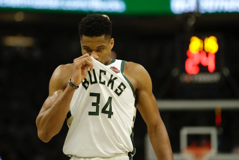 雄鹿續(xù)約字母哥哥，球隊(duì)名額的巧妙運(yùn)用還是白白浪費(fèi)？