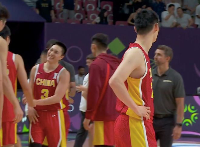 強(qiáng)度過大！胡明軒憾失絕殺瞬間，與郭士強(qiáng)深情擁抱背后的蒼白無聲色