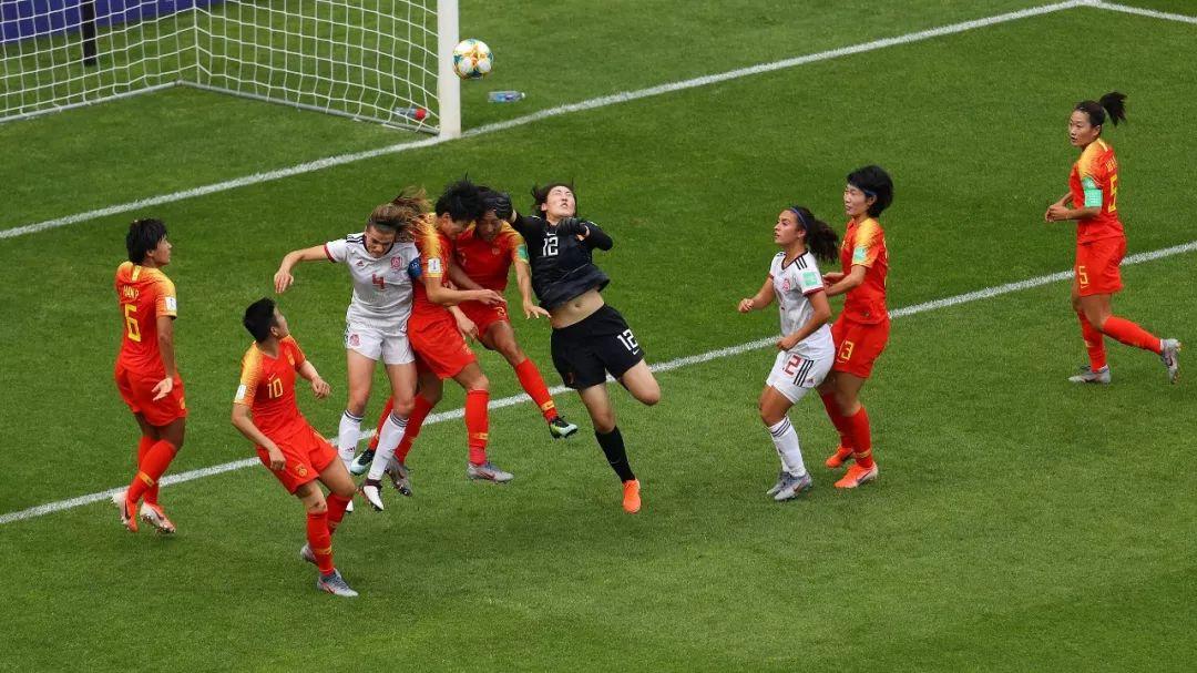 女足門將驚艷全場，超遠(yuǎn)距離任意球得分，NBA式精彩瞬間點(diǎn)燃全場熱情