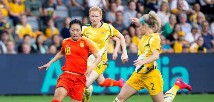 女足門將驚艷全場，超遠(yuǎn)距離任意球得分，NBA式精彩瞬間點(diǎn)燃全場熱情