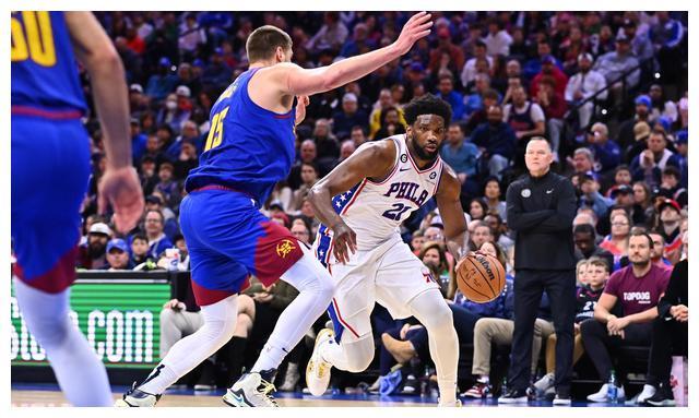 德尚面臨挑戰(zhàn)，比賽激烈，球隊被動應(yīng)對的困境與策略調(diào)整