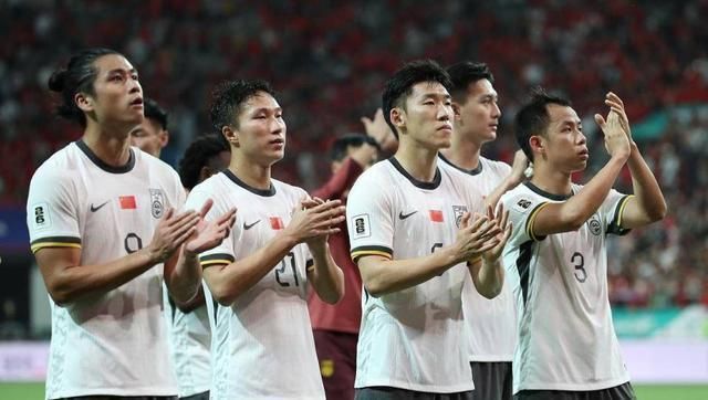 伊萬(wàn)科維奇曬國(guó)足全家福照，團(tuán)結(jié)鑄就勝利，感謝全隊(duì)共鑄輝煌