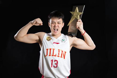 付豪穩(wěn)定發(fā)揮，14中8斬獲16分4助攻，展現(xiàn)NBA實力