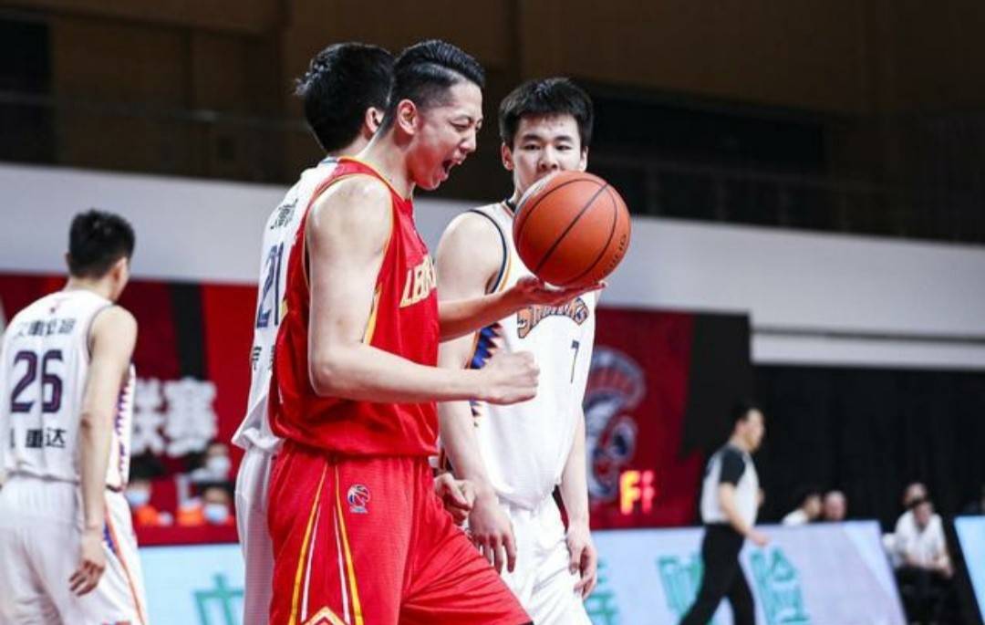今日賽場(chǎng)星光熠熠，沈梓捷展現(xiàn)內(nèi)線霸主之姿——10中6轟下15分13籃板