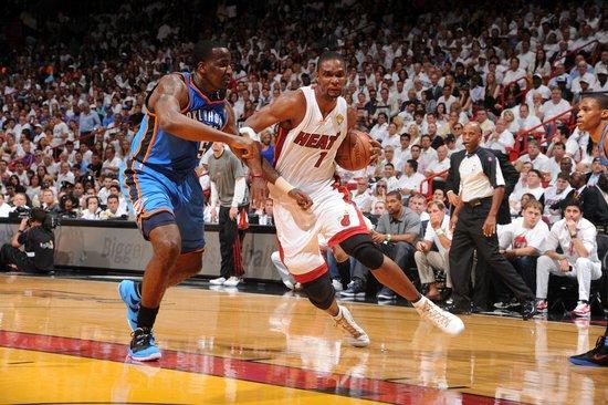 湖人新援科洛克因傷缺席季前賽，雙向合同之路的挑戰(zhàn)與期待