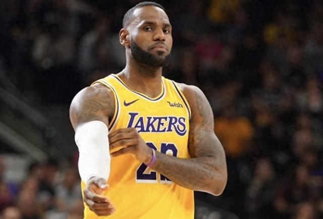 詹姆斯明夏成自由球員引熱議，騎士、勇士、獨(dú)行俠競(jìng)相追逐籃球巨星