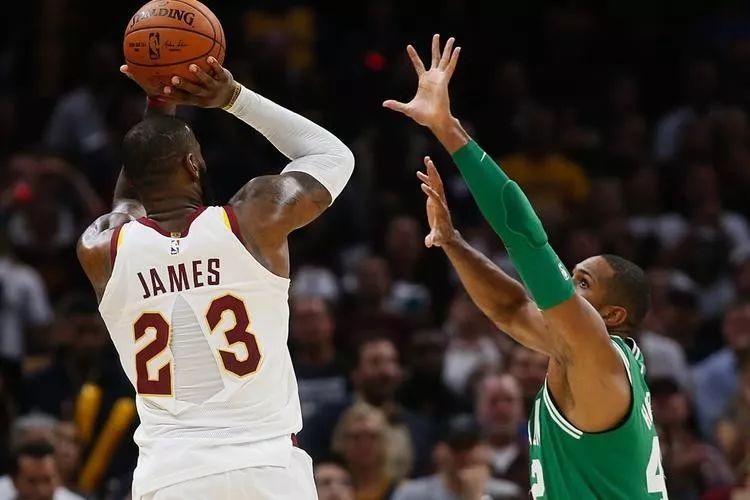 詹姆斯明夏成自由球員引熱議，騎士、勇士、獨(dú)行俠競(jìng)相追逐籃球巨星