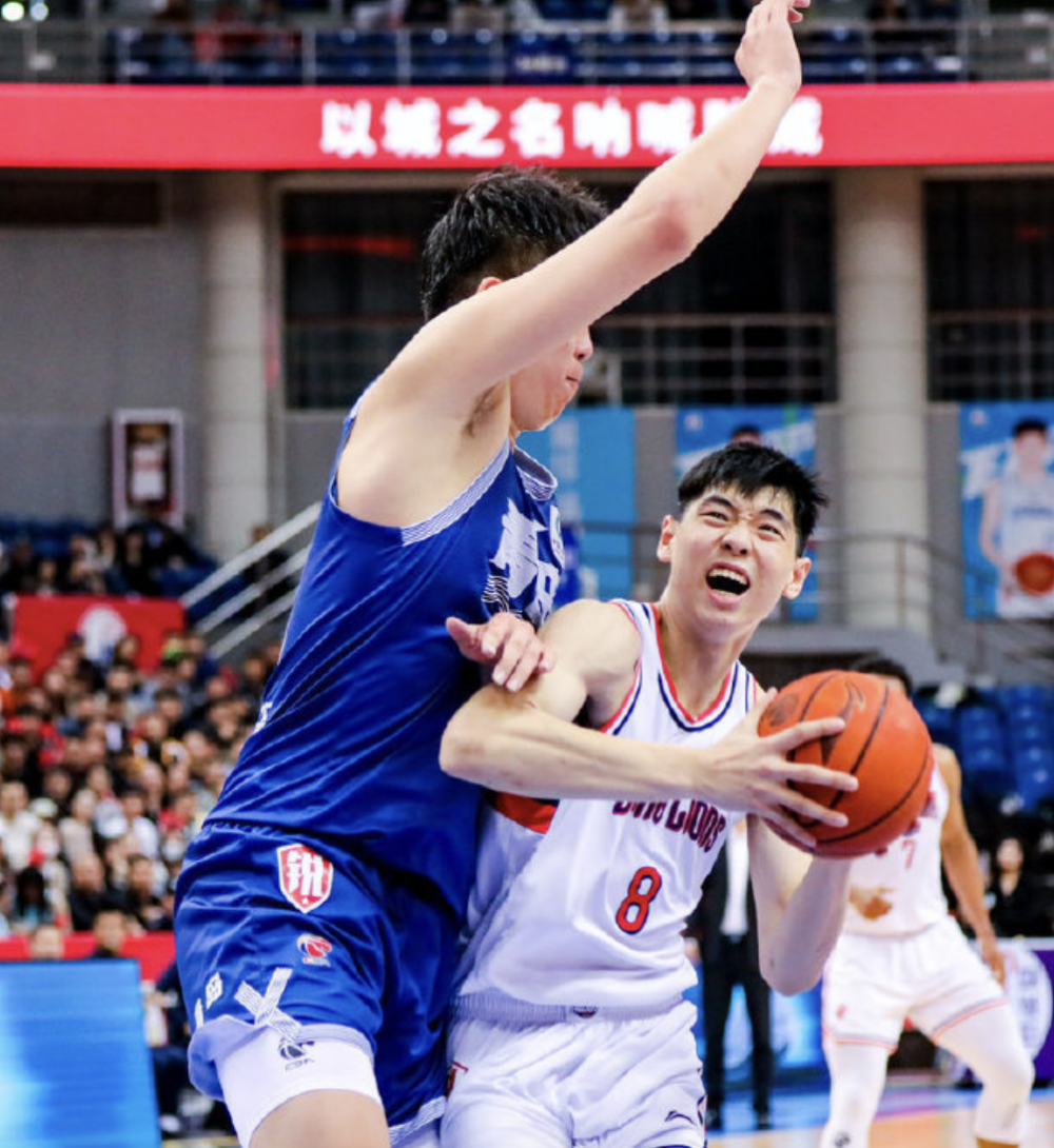 楊瀚森首秀驚艷！背身單打轉(zhuǎn)身瞬間驚艷全場(chǎng)，一記上籃命中開(kāi)場(chǎng)首球